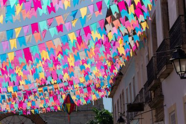 Salvador, Bahia, Brezilya - 21 Haziran 2024: Pelourinho 'nun Haziran ayındaki Sao Joao festivali için tamamen dekore edilmiş görüntüsü. Bahia, Salvador şehri..