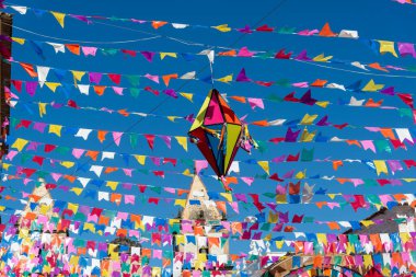 Salvador, Bahia, Brezilya - 21 Haziran 2024: Sao Joao festivali için Pelourinho dekorasyonunda bayraklar ve balonlar. Bahia, Salvador şehri..