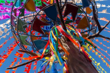 Salvador, Bahia, Brezilya - 21 Haziran 2024: Salvador, Bahia 'nın tarihi merkezi Pelourinho' daki Sao Joao festivali için balon bayraklı renkli süsleme.