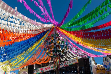 Salvador, Bahia, Brezilya - 21 Haziran 2024: Pelourinho 'daki Sao Joao festivali için yapılan dekorasyon, Salvador, Bahia şehrinin tarihi merkezi..