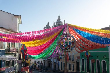 Salvador, Bahia, Brezilya - 2 Temmuz 2024: Pelourinho 'daki geleneksel Sao Joao festivali için dekorasyon, Salvador, Bahia kentinin tarihi merkezi.