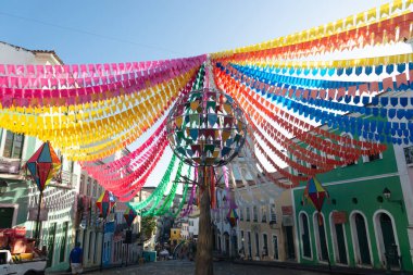Salvador, Bahia, Brezilya - 2 Temmuz 2024: Pelourinho 'daki Sao Joao festivalinin dekorasyonu, Salvador, Bahia şehrinin tarihi merkezi.
