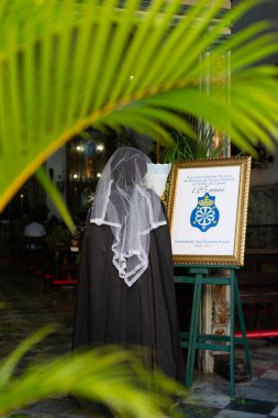 Salvador, Bahia, Brezilya - 2 Temmuz 2024: Candomble üyeleri yıl dönümü kutlamalarına katılan Rosario dos Pretos kilisesinde görüldü. Pelourinho, Salvador, Bahia.