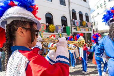 Salvador, Bahia, Brezilya - 2 Temmuz 2024: Devlet okulu öğrencileri Pelourinho, Salvador 'da düzenlenen Bahia Bağımsızlık Günü geçit töreninde rüzgar enstrümanları çalarken görüldü.