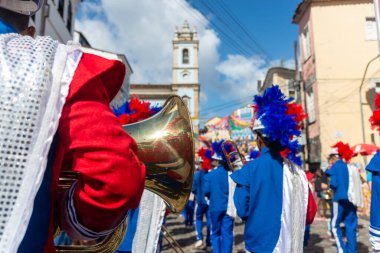 Salvador, Bahia, Brezilya - 2 Temmuz 2024: Bahia eyaletindeki Bağımsızlık Günü geçit töreni sırasında devlet okulu öğrencileri sunumlar yaparken görüldü. Pelourinho, Salvador şehri..