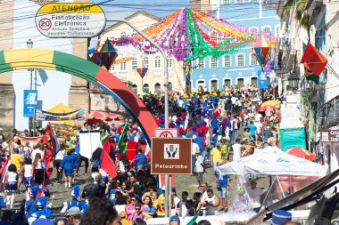 Salvador, Bahia, Brezilya - 2 Temmuz 2024: Bahia eyaletindeki Bağımsızlık Günü geçit töreni sırasında devlet okulu öğrencileri sunumlar yaparken görüldü. Pelourinho, Salvador şehri..