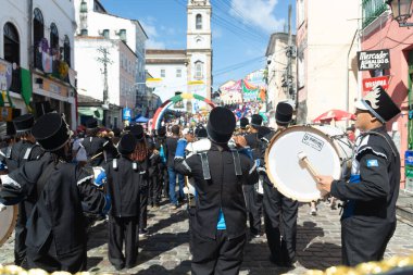 Salvador, Bahia, Brezilya - 2 Temmuz 2024: Devlet okulu öğrencileri Pelourinho, Salvador 'da Bahia Bağımsızlık Günü' nde geçit töreni yaparken görüldü.