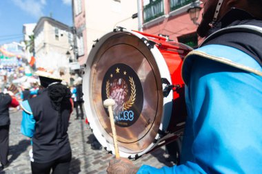 Salvador, Bahia, Brezilya - 2 Temmuz 2024: Bahia eyaletindeki Bağımsızlık Günü geçit töreni sırasında devlet okulu öğrencileri sunumlar yaparken görüldü. Pelourinho, Salvador şehri..