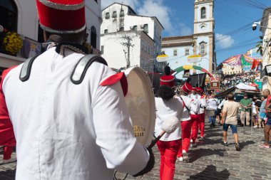 Salvador, Bahia, Brezilya - 2 Temmuz 2024: Devlet okulu öğrencileri Pelourinho, Salvador 'da Bahia Bağımsızlık Günü' nde geçit töreni yaparken görüldü.