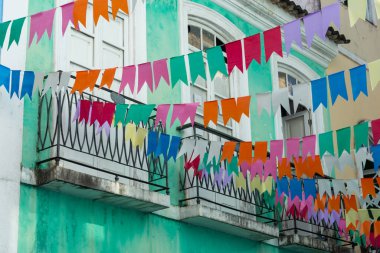 Salvador, Bahia, Brezilya - 21 Haziran 2024: Salvador, Bahia 'nın tarihi merkezi Pelourinho' daki Sao Joao festivali için balon bayraklı renkli süsleme.