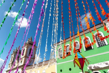 Salvador, Bahia, Brezilya - 21 Haziran 2024: Pelourinho 'daki Sao Joao festivali için yapılan dekorasyon, Salvador, Bahia şehrinin tarihi merkezi..