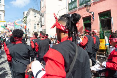 Salvador, Bahia, Brezilya - 2 Temmuz 2024: Bahia bağımsızlık kutlamaları sırasında Salvador şehrindeki Pelourinho 'da çok sayıda devlet okulu öğrencisinin geçit töreni yaptığı görüldü.