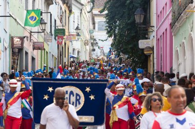 Salvador, Bahia, Brezilya - 2 Temmuz 2024: Devlet okulu öğrencileri, Bahia 'nın Salvador kentindeki Pelourinho kentinde düzenlenen Dois de Julho kutlamasında sahne alırken görülüyor.