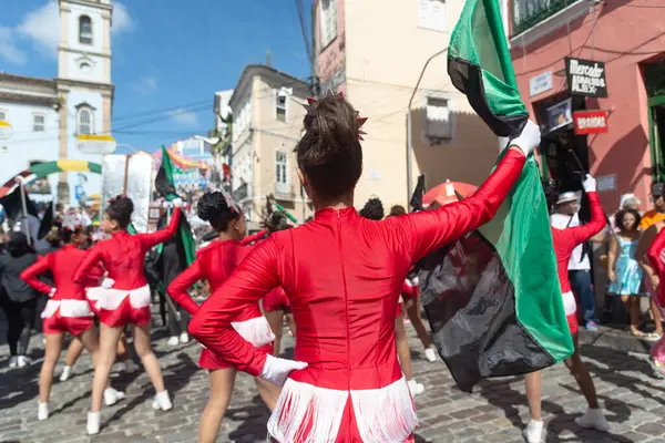 Salvador, Bahia, Brezilya - 2 Temmuz 2024: Devlet okulu öğrencileri, Bahia 'nın Salvador kentindeki Pelourinho kentinde düzenlenen Dois de Julho kutlamasında sahne alırken görülüyor.