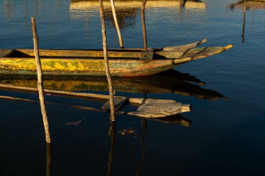 Cachoeira, Bahia, Brezilya - 22 Ocak 2019: Bahia 'daki Cachoeira şehrinde Paraguacu Nehri' nde kano manzarası durdu..