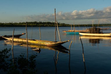 Cachoeira, Bahia, Brezilya - 22 Ocak 2019: Bahia 'daki Cachoeira şehrinde Paraguacu Nehri' nde kano manzarası durdu..