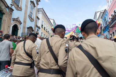 Salvador, Bahia, Brezilya - 2 Haziran 2024: Bahia 'da düzenlenen bağımsızlık festivali sırasında askeri polis askerleri geçit töreninde görülüyor. Salvador Şehri.