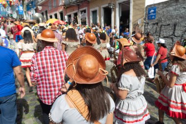 Salvador, Bahia, Brezilya - 2 Haziran 2024: Bahia 'daki bağımsızlık festivali sırasında Cangaceiros' un kültür grubu geçit töreni yapıyor. Salvador Şehri.