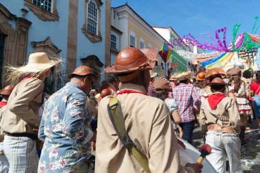 Salvador, Bahia, Brezilya - 2 Haziran 2024: Bahia 'daki bağımsızlık festivali sırasında kültür grubu geçit töreni yapıyor. Salvador Şehri.