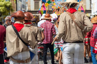 Salvador, Bahia, Brezilya - 2 Haziran 2024: Bahia 'daki bağımsızlık festivali sırasında Cangaceiros' un kültür grubu geçit töreni yapıyor. Salvador Şehri.