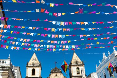 Salvador, Bahia, Brezilya - 21 Haziran 2024: Pelourinho 'nun Haziran ayındaki Sao Joao festivali için tamamen dekore edilmiş görüntüsü. Bahia, Salvador şehri..