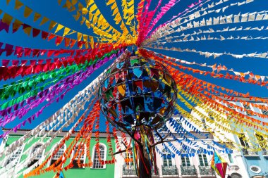 Salvador, Bahia, Brezilya - 21 Haziran 2024: Pelourinho 'daki Sao Joao ziyafeti için resmi dekorasyon, Salvador, Bahia kentinin tarihi merkezi.
