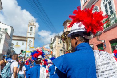 Salvador, Bahia, Brezilya - 2 Temmuz 2024: Devlet okulu öğrencileri, Pelourinho, Salvador 'da düzenlenen Bahia Eyaleti Bağımsızlık Günü geçit töreninde gösteri yaptılar.