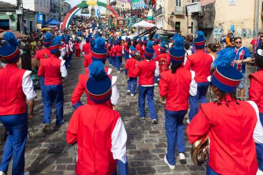 Salvador, Bahia, Brezilya - 2 Temmuz 2024: Devlet okulu öğrencileri, Bahia 'nın Salvador kentindeki Pelourinho kentinde düzenlenen Dois de Julho kutlamasında sahne alırken görülüyor.