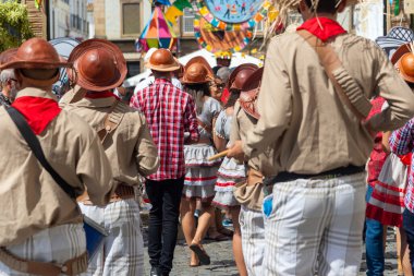 Salvador, Bahia, Brezilya - 2 Haziran 2024: Bahia 'daki bağımsızlık festivali sırasında kültür grubu geçit töreni yapıyor. Salvador Şehri.