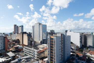 Salvador, Bahia, Brezilya - 19 Temmuz 2024: Salvador, Bahia 'nın merkezindeki binaların ve konutların tepesinden manzara.