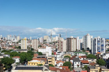 Salvador, Bahia, Brezilya - 19 Temmuz 2024: Salvador Bahia kentindeki binaların ve konutların tepesinden görüntü.