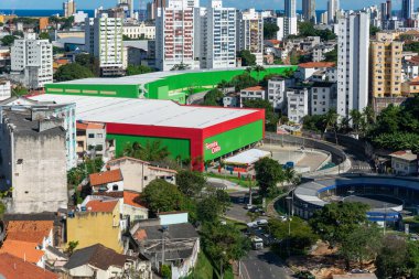 Salvador, Bahia, Brezilya - 19 Temmuz 2024: Salvador, Bahia 'daki Barris mahallesindeki Ferreira Costa mağazasının tepesinden görüntü.