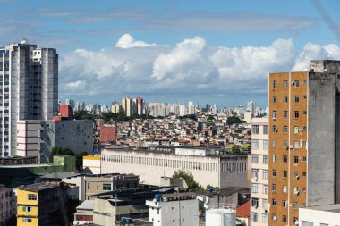 Salvador, Bahia, Brezilya - 19 Temmuz 2024: Güneşli bir günde Bahia 'nın Salvador kentindeki yüksek binaların manzarası.