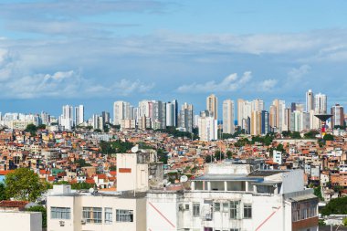 Salvador, Bahia, Brezilya - 19 Temmuz 2024: Güneşli bir günde Salvador, Bahia 'nın merkezindeki binaların ve konutların manzarası.