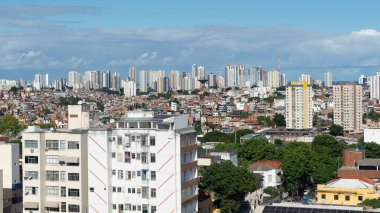 Salvador, Bahia, Brezilya - 19 Temmuz 2024: Salvador, Bahia 'nın merkezindeki yüksek binaların ve konutların panoramik manzarası.