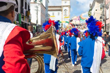 Salvador, Bahia, Brezilya - 2 Temmuz 2024: Devlet okulu öğrencileri Pelourinho, Salvador 'da düzenlenen Bahia Bağımsızlık Günü geçit töreninde rüzgar enstrümanları çalarken görüldü.