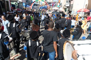 Salvador, Bahia, Brezilya - 2 Temmuz 2024: Devlet okulu öğrencileri Pelourinho, Salvador 'da Bahia Bağımsızlık Günü' nde geçit töreni yaparken görüldü.