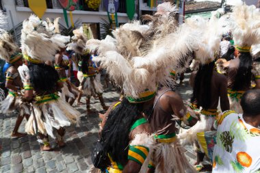 Salvador, Bahia, Brezilya - 2 Temmuz 2024: Bahia 'nın Salvador kentindeki Pelourinho kentinde düzenlenen Dois de Julho kutlamaları sırasında yerli halk grubu geçit töreni yaparken görüldü..