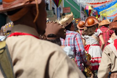 Salvador, Bahia, Brezilya - 2 Haziran 2024: Bahia 'daki bağımsızlık kutlamaları sırasında Cangaceiros gibi giyinen kültür grubu görülüyor. Salvador Şehri.