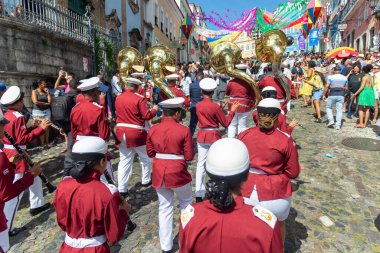Salvador, Bahia, Brezilya - 2 Haziran 2024: Bahia 'daki bağımsızlık kutlamaları sırasında üniformalı müzisyenler müzik aletleri çalarken görüldü. Salvador Şehri.