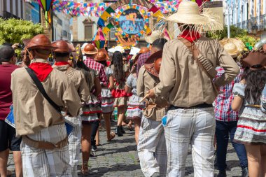 Salvador, Bahia, Brezilya - 2 Haziran 2024: Bahia 'daki bağımsızlık kutlamaları sırasında Cangaceiros gibi giyinen kültür grubu görülüyor. Salvador Şehri.