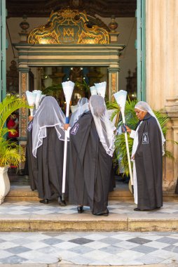 Salvador, Bahia, Brezilya - 2 Temmuz 2024: Siyah kardeşliğin üyeleri Pelourinho 'daki Rosario dos Pretos kilisesine girerken görüldü. Salvador, Bahia.