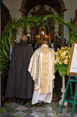 Salvador, Bahia, Brezilya - 2 Temmuz 2024: Rahip ayini kutlamak için Rosario dos Pretos kilisesine girerken görüldü. Pelourinho, Salvador, Bahia.