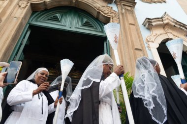 Salvador, Bahia, Brezilya - 2 Temmuz 2024: Siyahi kardeşliğin kadın üyeleri Rosario dos Pretos kilisesi önünde görülüyor. Pelourinho, Salvador şehri, Bahia.