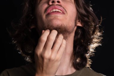 Adam eliyle boynunu kaşıyordu. Deri hastalığı. Kızarıklık, alerji. Siyah arkaplanda izole.