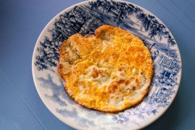 Tabakta sahanda yumurta. Kahvaltıda. Sağlıklı yemek. Protein.