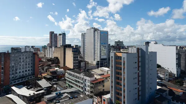 Salvador, Bahia, Brezilya - 19 Temmuz 2024: Salvador, Bahia 'nın merkezindeki binaların ve konutların tepesinden manzara.