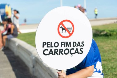 Salvador, Bahia, Brezilya - 30 Haziran 2024: Sokaklardan hayvan toplayan araçları protesto eden bir kişi görülüyor. Bahia, Salvador şehri..