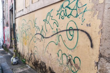Salvador, Bahia, Brezilya - 27 Temmuz 2024: Pelourinho, Bahia 'nın tarihi merkezi Pelourinho' daki eski ve hasarlı bir evin duvarına grafiti.
