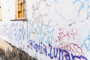 Salvador, Bahia, Brezilya - 27 Temmuz 2024: Eski ve yıpranmış duvarlara sokak graffitisi. Pelourinho, Salvador, Bahia 'nın tarihi merkezi.